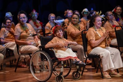 Idosos brilham no palco do Teatro Amazonas na 2ª Mostra Cultural da FUnATI