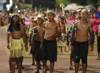 Participação inédita de estudantes indígenas destaca cultura Sateré-Mawé em desfile de Maués