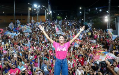 Em ‘arrastão’ pelas ruas, Mayra Dias reúne mais de 25 mil pessoas no encerramento da campanha em Parintins
